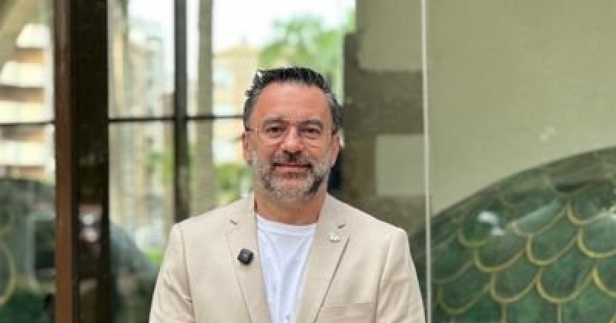 Eduard Rel és graduat en Educació Social, professional del món de la formació ocupacional, va ser viceprimer secretari de l'executiva local del PSC a Tortosa i president de l'Associació de Veïns de Ferreries.