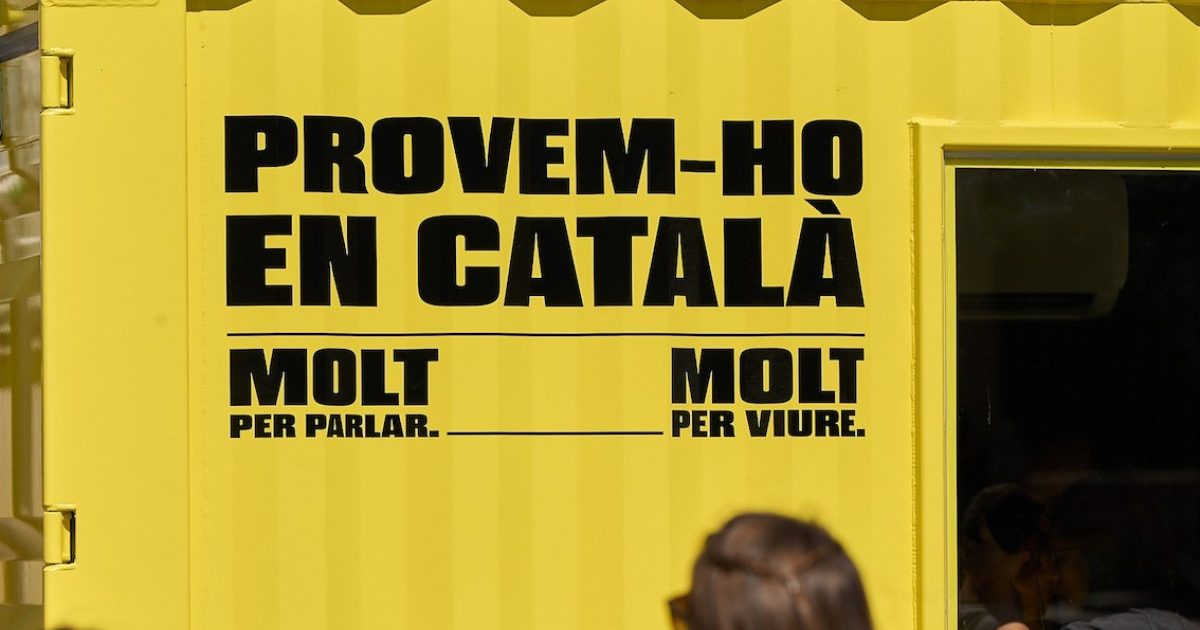 La Conselleria de Política Lingüística ha presentat una guia amb 40 propostes d'acció per als municipis per impulsar plans locals de fomент del català en diverses àrees