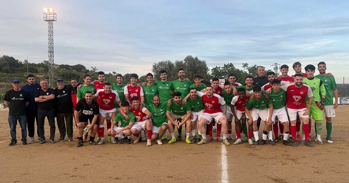 CF Benifallet va alinear prop de vint jugadors joves del municipi, reforçats per veterans com el porter Sisco Canalda de 62 anys i els excapitans Dani Benaiges i Milio Folqué.