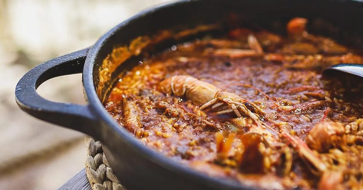 Lo Pati dels Flamencs es posiciona com el restaurant especialista en arrossos a la brasa i marisco fresc, oferint productes característics com les navelles dels Alfaques i el xapadillo d'anguila.