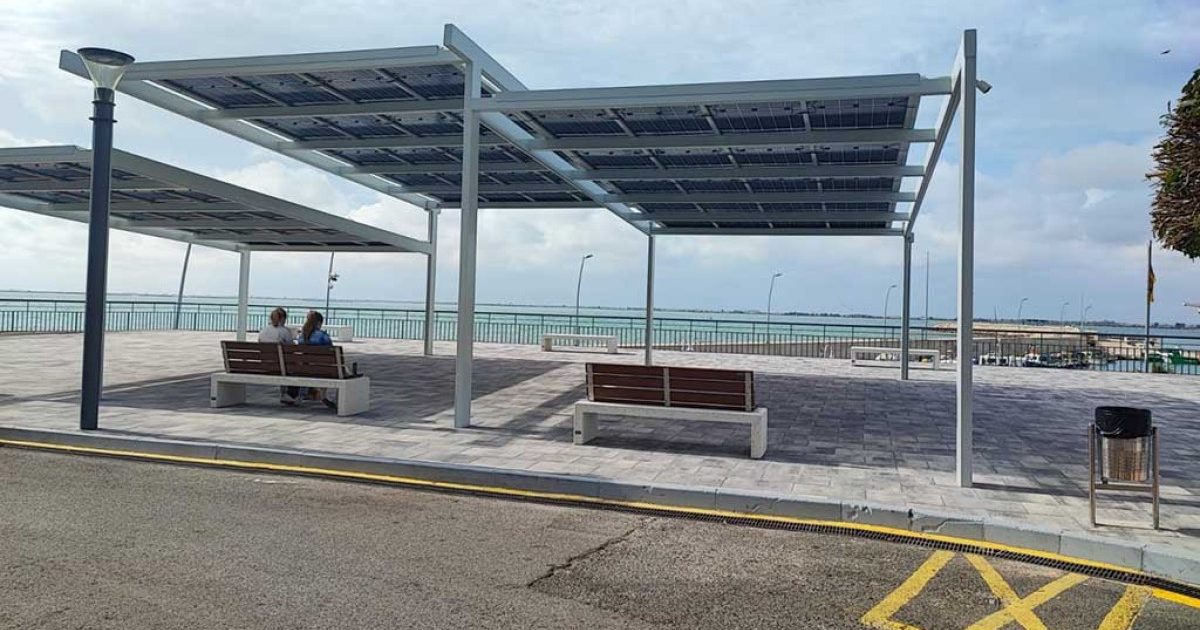 Ports de la Generalitat ha finalitzat l'adequació de la coberta transitable situada sobre els locals pesquers del port de l'Ampolla, que forma la plaça-mirador del carrer Vista Alegre.