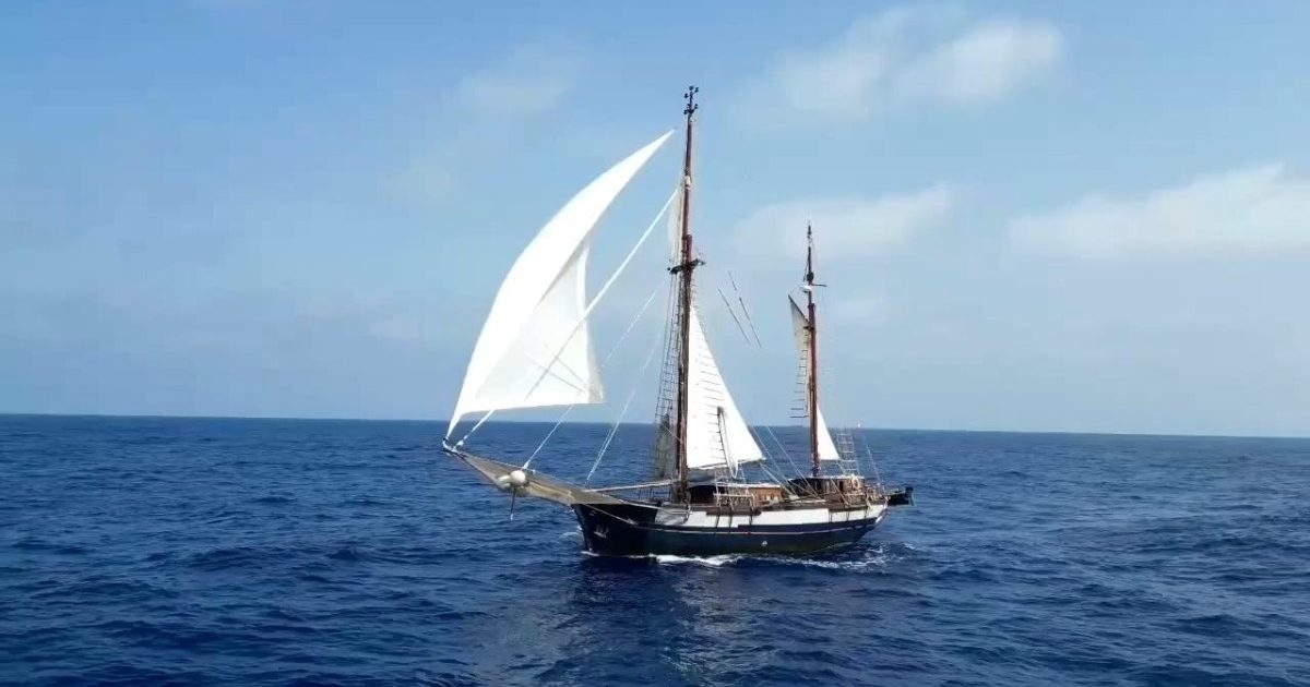 El veler Rafael Verdera, construït el 1841 i el més antic de la flota espanyola en actiu, ha arribat al port de la Ràpita aquest dissabte procedent de Sóller en el marc de la iniciativa La Ruta dels Poetes.