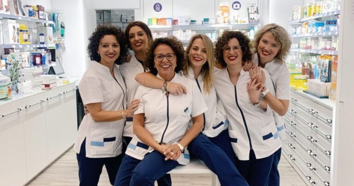 La farmàcia Renau manté un horari normal ininterromput entre setmana (9:00-21:00h) amb reducció de servei els dissabtes (9:00-13:45h)