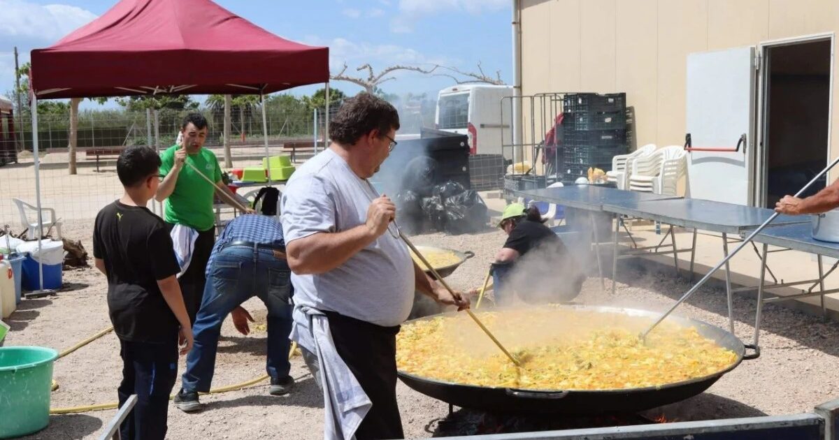 La Fira ha tornat al seu lloc d'origen amb una nova estructura que ha funcionat com a punt de trobada de veïns, visitants, productors i comerciants.