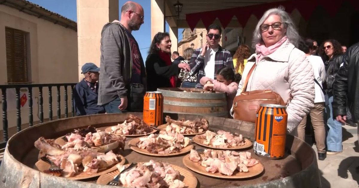 L'esdeveniment combina gastronomia amb entreteniment familiar, incloent espectacles itinerants, contacontes i jocs inflables per als més petits.