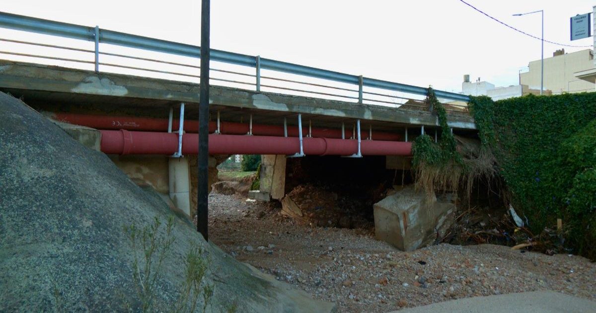 El nou pont tindrà una llargada de 25 metres, ampliació respecte als 12 metres actuals, i augmentarà el pas de l'aigua per la riera.