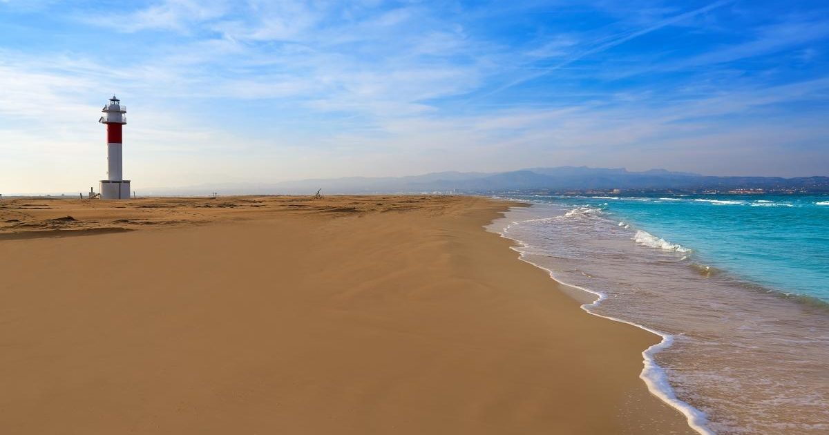 Les platges més tranquil·les i poc massificades són El Migjorn (Sant Jaume d'Enveja) amb més de dos quilòmetres, i el Maricel (Alcanar Platja), ideals per a qui busca relaxació i intimitat.