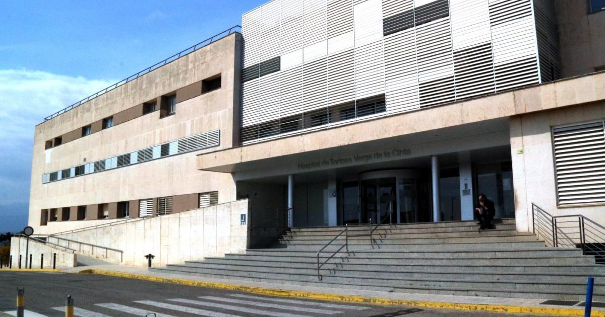 El personal sanitari ha repartit roses i llibres als pacients ingressats durant la diada de Sant Jordi.