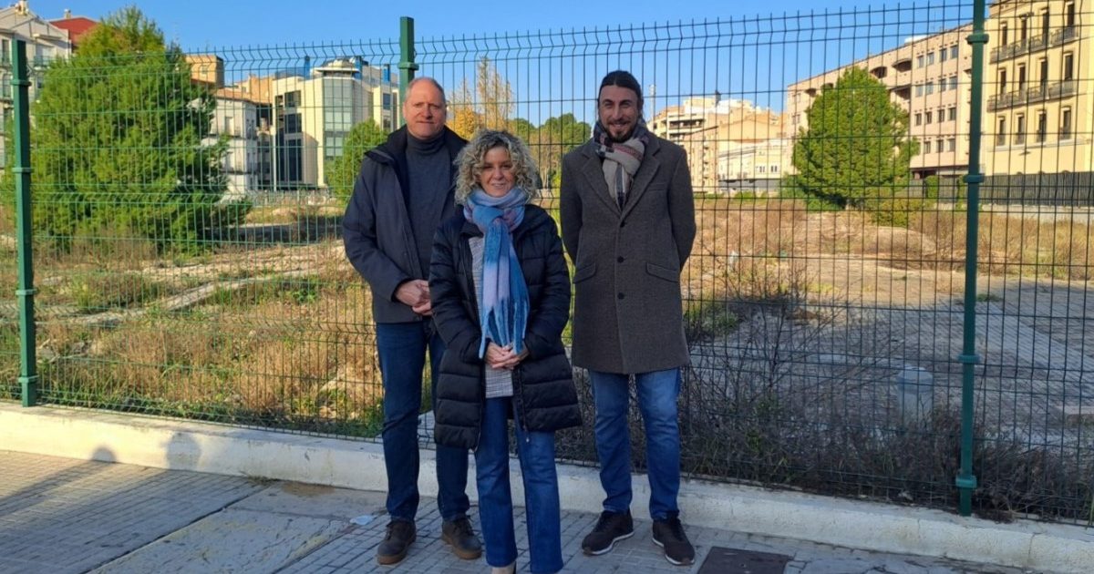 Meritxell Roige, portaveu del grup municipal de Junts per Tortosa, critica que l'obra actual preveu 201 aparcaments en lloc dels 265 previstos, que el paviment serà de sauló en lloc de paviment dur, i que falta canalització per a l'aigua que baixa de la muntanya.
