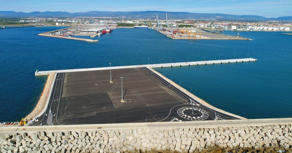 Pau Morales, cap de divisió de Tràfics i Serveis Logístics de l'Autoritat Portuària, ha afegit que "com a port tenim capacitat per a jugar en totes les lligues possibles: com a port constructor, en el muntatge i integració d'elements, com a port logístic i també com a port per al futur manteniment dels aerogeneradors flotants".