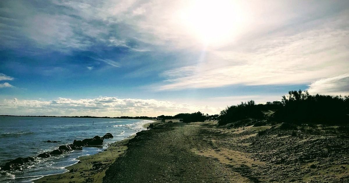 La Platja de la Marquesa (Deltebre) destaca per les seves dunes, far i 3 quilòmetres d'extensió que permeten passejades intimistes sense aglomeracions# Punts clau de l'article