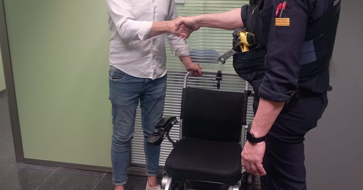 Els agents van verificar la procedència de la silla de ruedas i van contactar amb la víctima, propietari d'un familiar, per retornar-li el dispositiu.