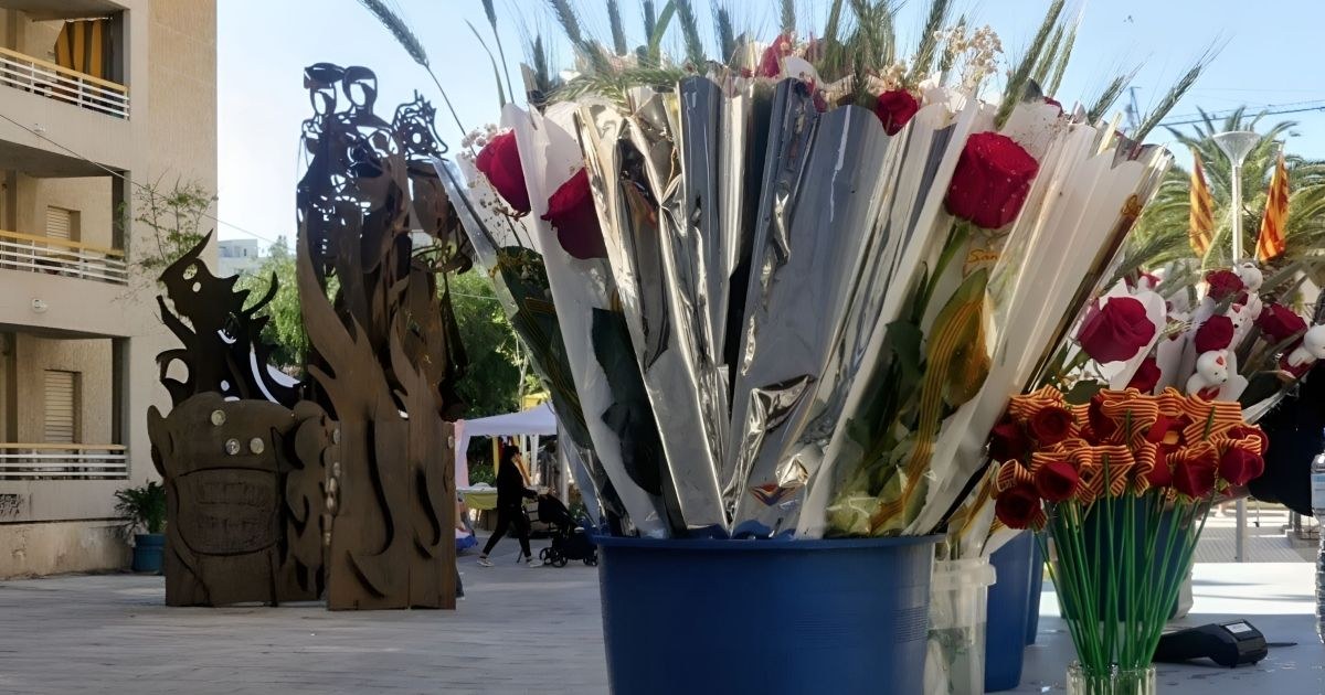 La celebració de Sant Jordi del 23 d'abril és una diada cultural massiva als municipis de les Terres de l'Ebre amb parades de llibres i roses als carrers i places