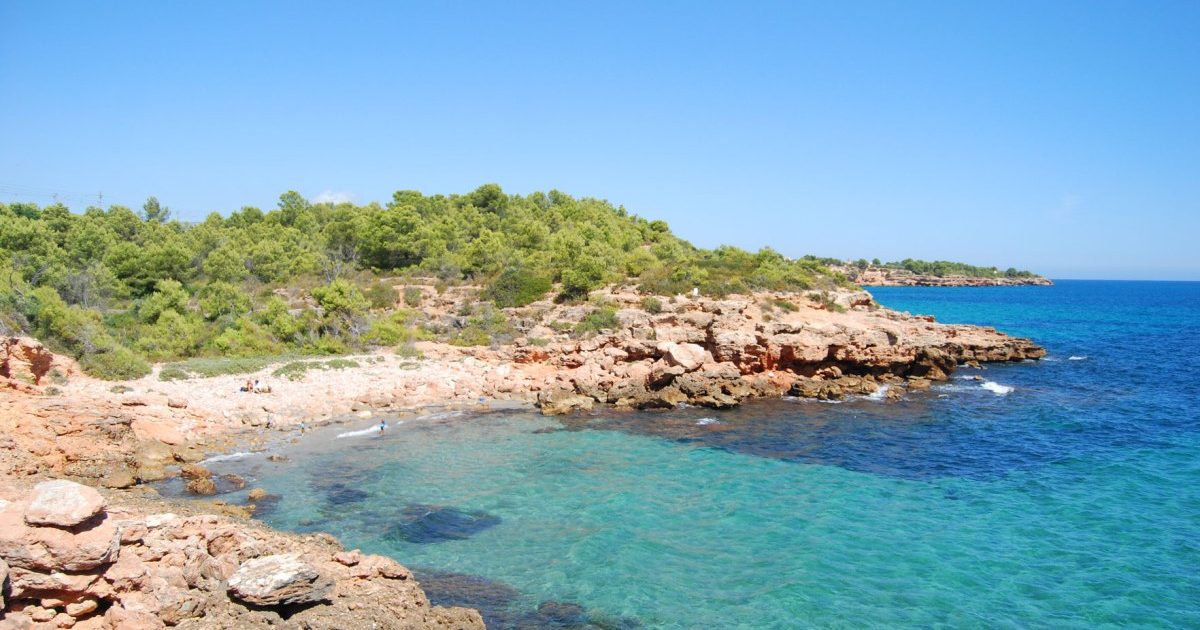 El Camí de Ronda és una de les rutes més emblemàtiques, amb 14 quilòmetres per acantilats espectaculars, calas poc freqüentades i antigues canteres romanes de Tarraco