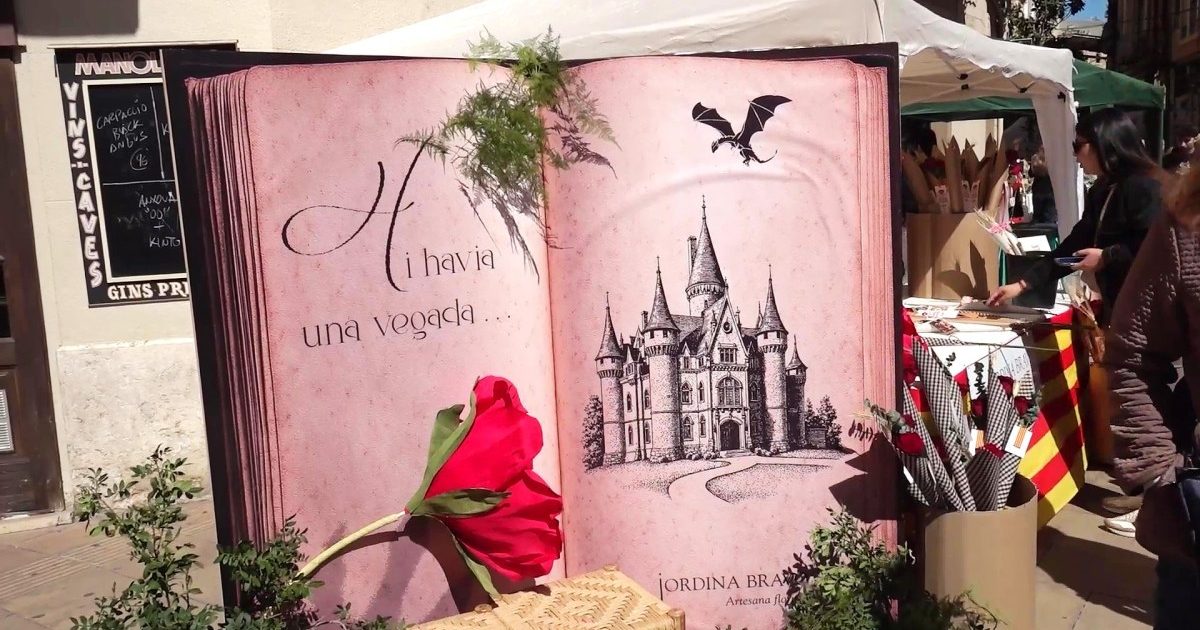Les floristeries han instal·lat petits decorats per immortalitzar el Sant Jordi amb rosa i llibre en mà.