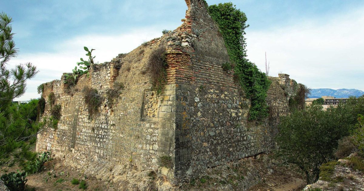 El fortí, construït a principis del segle XVIII, està protegit com a Bé Cultural d'Interès Nacional i és l'únic de propietat municipal.