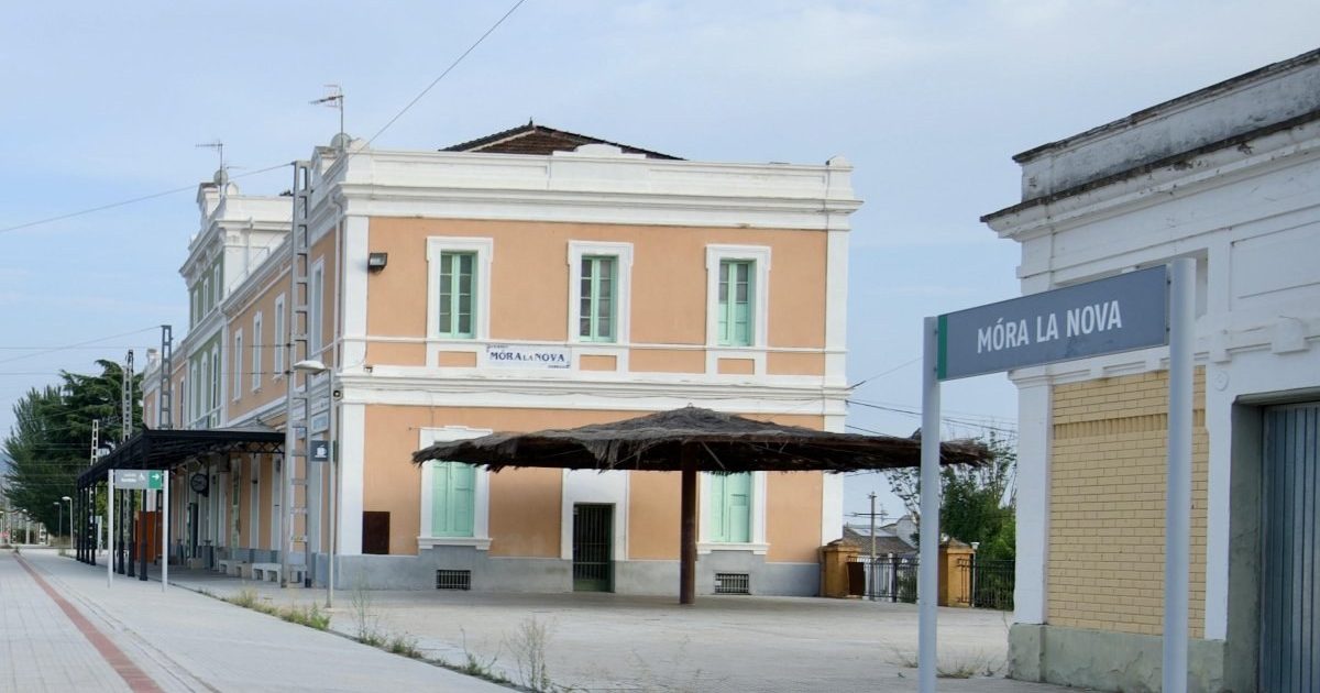 Els veïns depenen d'autobusos per als desplaçaments a Reus, Tarragona i Barcelona per motius laborals, acadèmics i mèdics.
