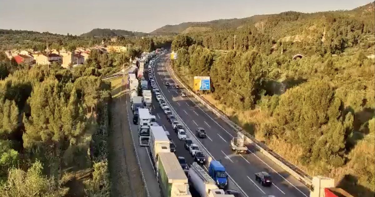 L'AP-7 està tallada a Santa Oliva en sentit Barcelona per l'accident d'un camió tràiler que ha quedat bolcat ocupant tots els carrils