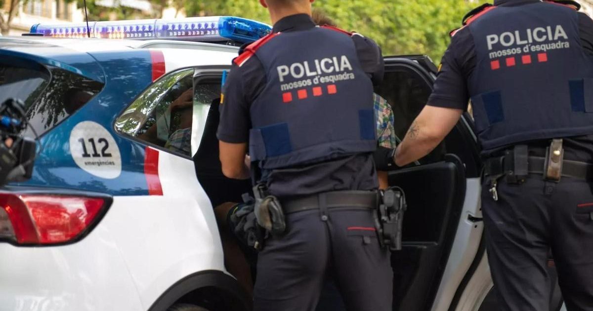 L'agressor va atacar quan el mosso tractava de mediar en una discussió entre tres persones —un home i dues dones.