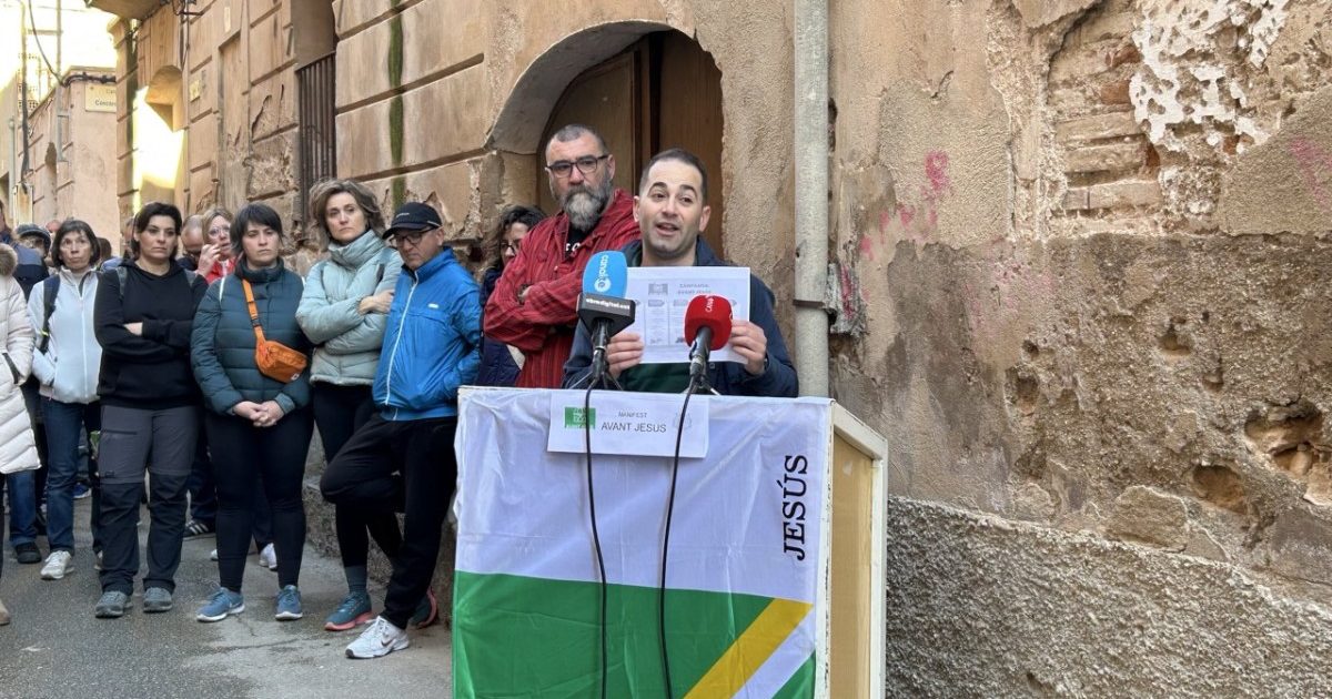 L'Associació de Veïns Jesús-Catalonia i la plataforma Avant Jesús han realitzat una denúncia pública mitjançant la lectura d'un manifest.